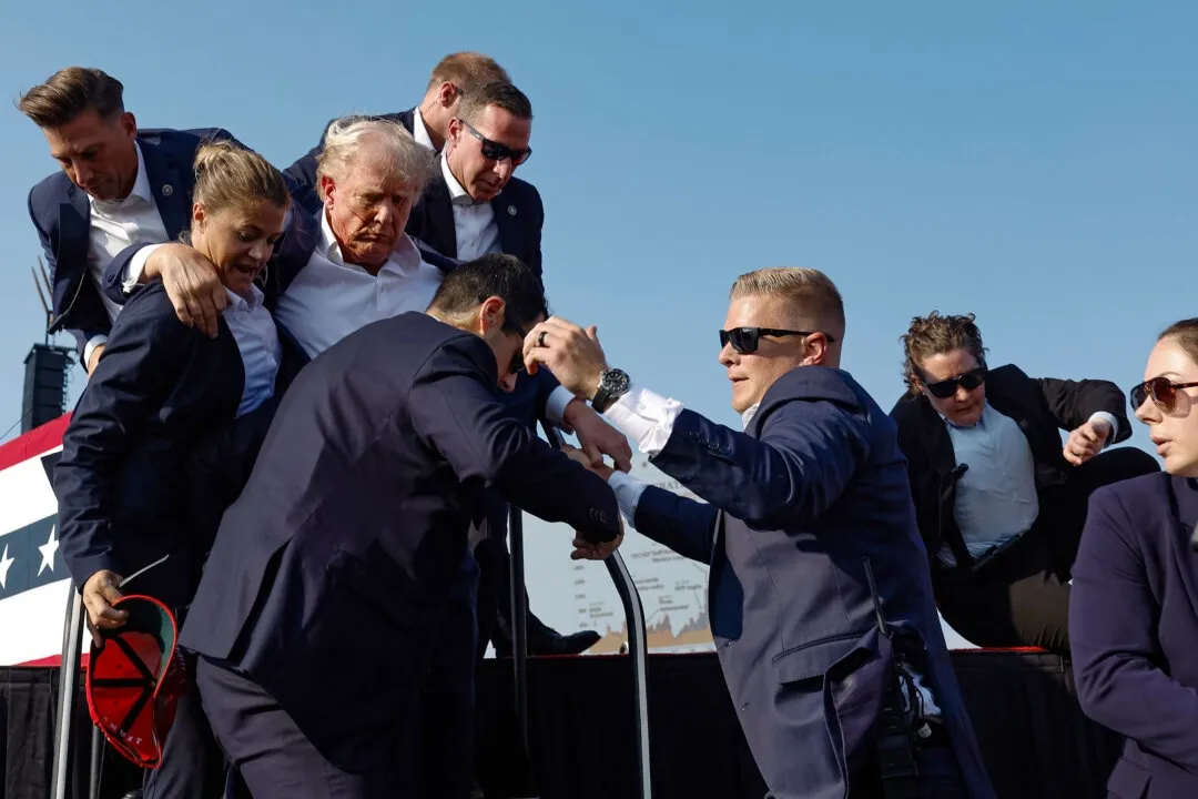 Micro thu âm tiết lộ cuộc trao đổi ông Trump với mật vụ ngay sau khi bị bắn