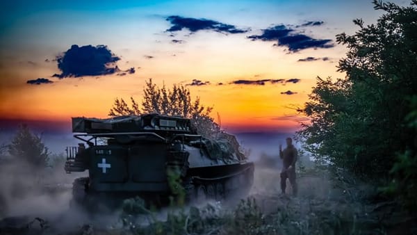 Tên lửa Ukraine đã bắn trúng đoàn xe quân sự Nga, khiến nhiều binh sĩ Nga đầu hàng