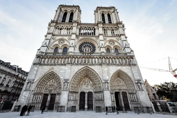Trái tim nước Pháp: Câu chuyện về nhà thờ Đức Bà Paris